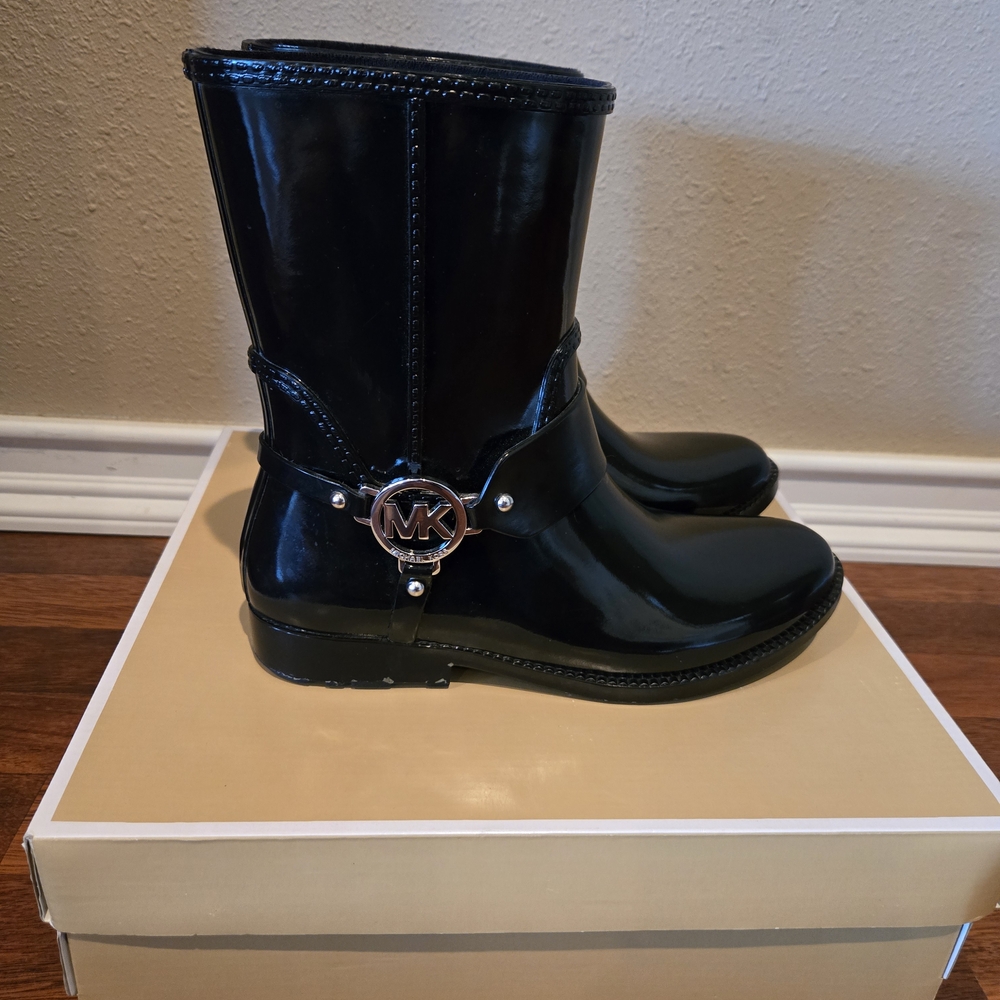 Michael Kors Shiny Black Boots with Logo - Picture 8 of 8
